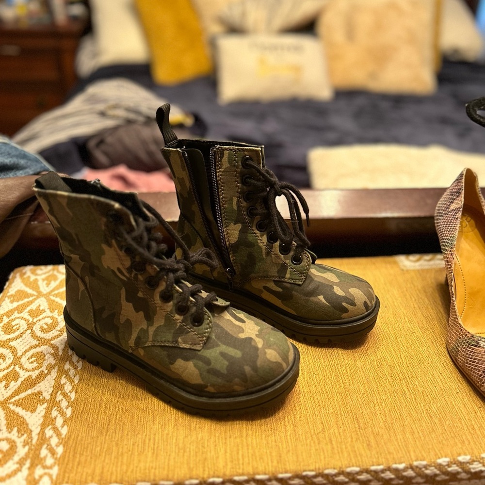 ⚠️🎁3 for $35🎁⚠️ Size 5 1/2 camo very lightweight NWOT
